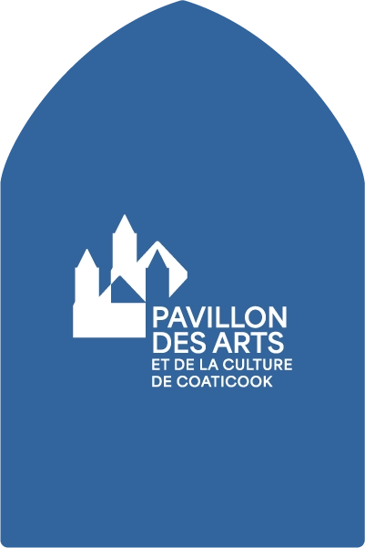 Forme ogivale sur laquelle on retrouve le logo en renversé du Pavillon des arts et de la culture de Coaticook