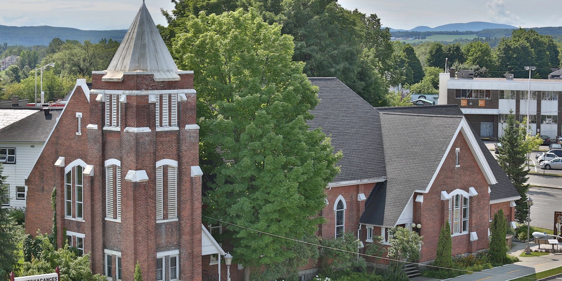 Photo de l'église Sisco Memorial en été, bâtiment du Pavillon des arts et de la culture de Coaticook