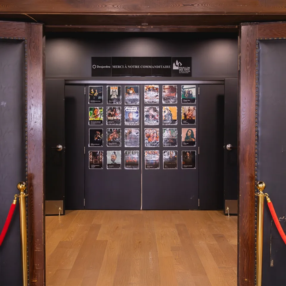 Entrée d'une salle de spectacle entourée de cordes rouges