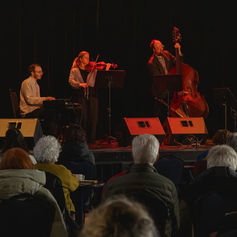 Trio de musique classique jouant sur la scène du Pavillon des arts et de la culture de Coaticook