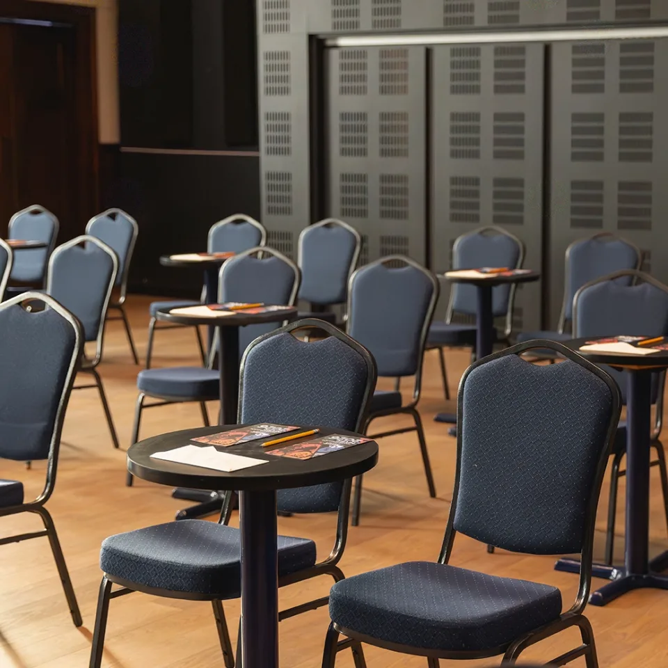 Mise en place des tables et des chaises du Pavillon des arts et de la culture de Coaticook